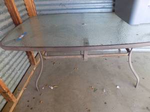 lot 143 image: oblong patio table