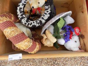 lot 54 image: Bear  wreaths