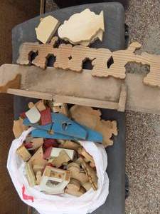 lot 73 image: Decorative wood items