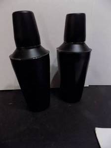 lot 213 image: black Bar shakers