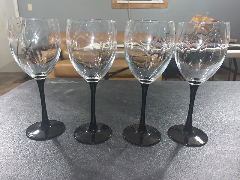 lot 115 image: SET OF 4 VINTAGE BLACK STEM WINE  GOBLET GLASSES  CLEAR BOWLS  ELEGANT BARWARE