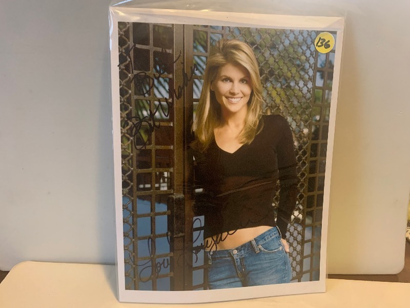 lot 136 image: LORI LOUGHLIN AUTOGRAPHED 8x10 PHOTO  AUNT BECKY FULL HOUSE  SIGNED