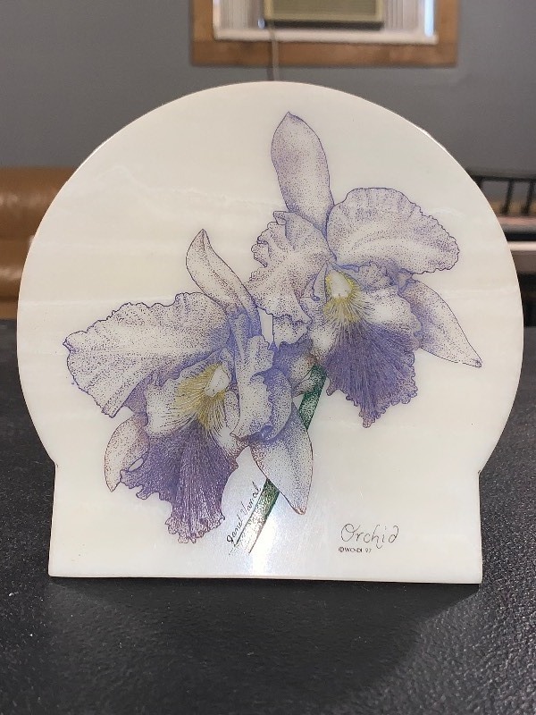 lot 163 image: VINTAGE TENNESSEE HANDCRAFTED FLORAL DECORATIVE PLAQUE  DISPLAY  PURPLE IRIS FLOWERS  DOL-DI