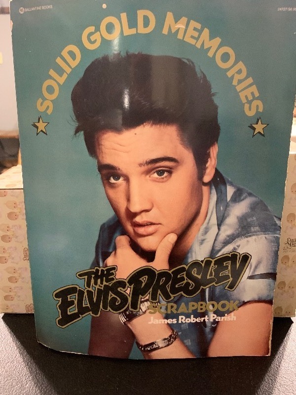 lot 50 image: 1975 ELVIS PRESLEY SOLID GOLD MEMORIES SCRAPBOOK