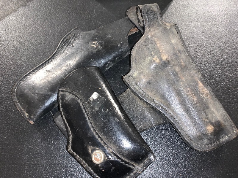 lot 18 image: VINTAGE LEATHER HOLSTER LOT  3 OLD HANDGUN HOLSTERS  AS-FOUND CONDITION