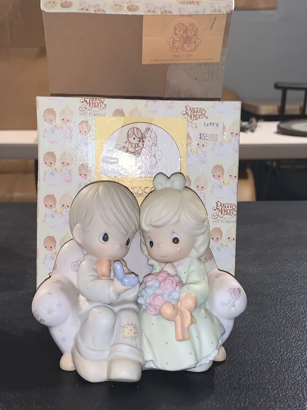 lot 151 image: $$ 1996 PRECIOUS MOMENTS SAY I DO WEDDING FIGURINE  ENESCO #261149  ORIGINAL BOX