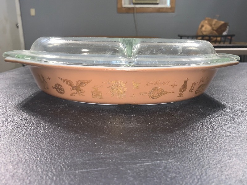 lot 161 image: VINTAGE PYREX DIVIDED CASSEROLE DISH WITH GLASS LID  EARLY AMERICAN PATTERN  GOLD DESIGN