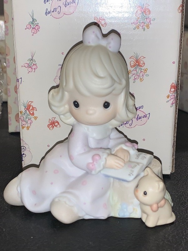 lot 40 image: 1994 PRECIOUS MOMENTS YOU FILL THE PAGES OF MY LIFE MEMBERS ONLY FIGURINE #530980  ORIGINAL BOX