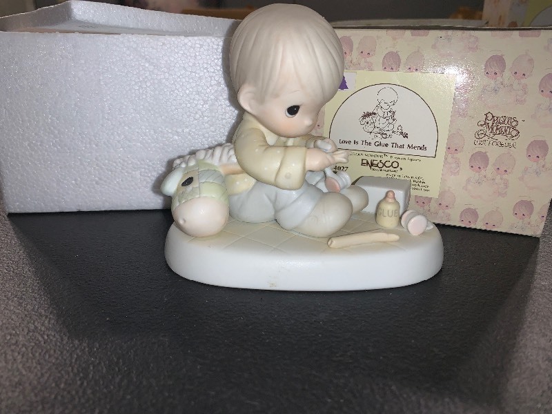 lot 51 image: $$ 1987 PRECIOUS MOMENTS LOVE IS THE GLUE THAT MENDS FIGURINE  ENESCO #104027  ORIGINAL BOX & STYROFOAM
