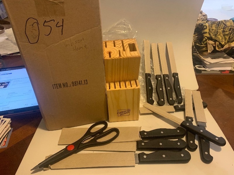 lot 54 image: AUCTION LISTING  GIBSON HOME KNIFE BLOCK SET WITH KITCHEN SHEARS