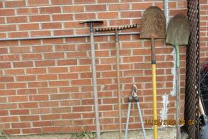 lot 176 image: GARDEN TOOLS