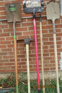 lot 177 image: GARDEN TOOLS
