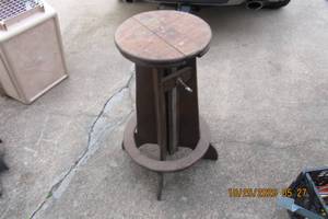 lot 139 image: STOOL  TABLE SAW WOOD HOLDER