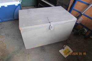 lot 19 image: SHOP BOX
