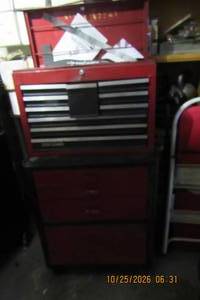 lot 21 image: TOOL CABINET WITH CRAFTSMAN TOP BOX