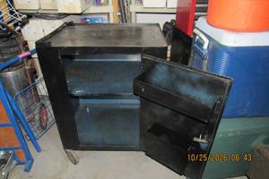 lot 23 image: LARGE TOOL CABINET