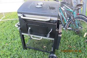 lot 8 image: EXPERT GRILL
