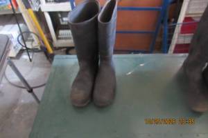 lot 41 image: RUBBER WATERPROOF BOOTS