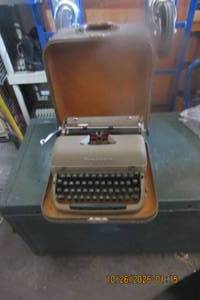 lot 158 image: VINTAGE REMMINGTON TYPE WRITER