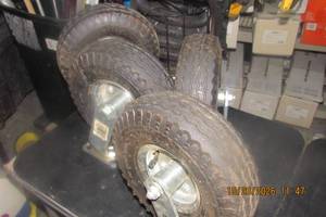 lot 12 image: 10 caster wheels