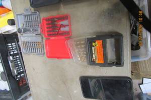 lot 147 image: DRILL BITS SETS AND SCREW DRIVER SET