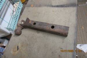 lot 187 image: TOW HITCH W 2 BALL