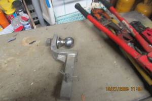 lot 188 image: TOW HITCH W 2 BALL