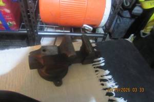 lot 33 image: VICE TABLE CLAMP
