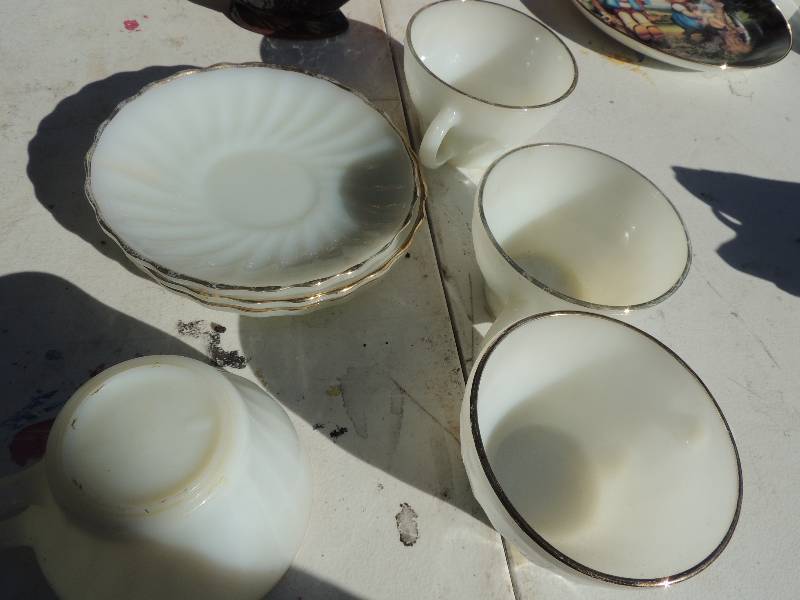 lot 104 image: Anchor Hocking saucers x 4,  tea cups x 4 - GOLD RIMMED