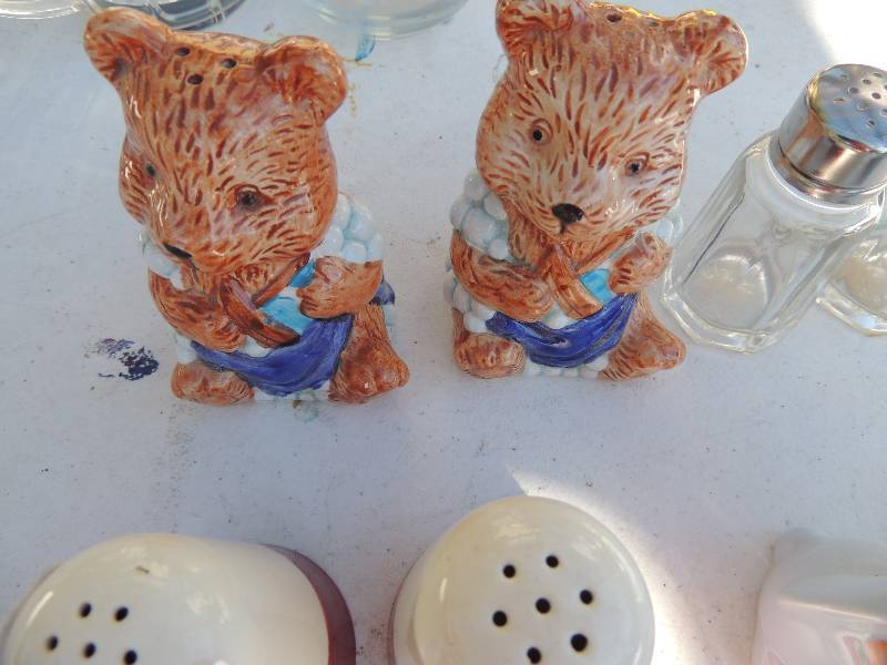 lot 127 image: 4 pair of salt and pepper shakers all vintage