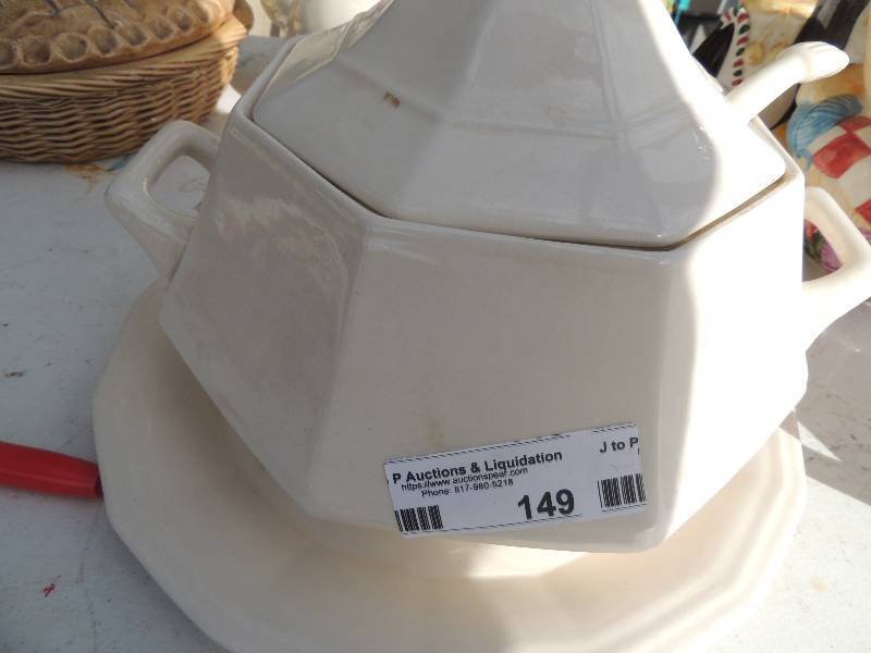 lot 149 image: Ceramic soup tureen