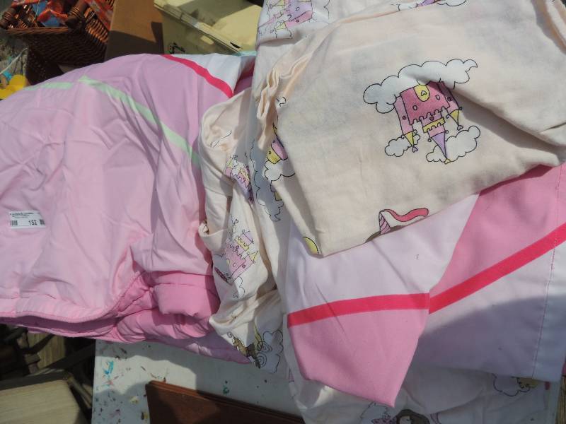lot 152 image: princess castles twin bed set OF SHEETS