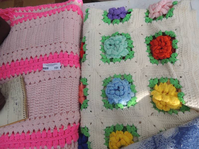 lot 151 image: Pink woven blanket, pillow sham, throw blanket etc.