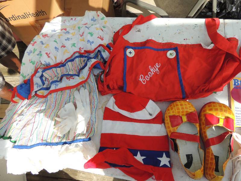 lot 157 image: professional clown outfit, carry bag and  how to clown book