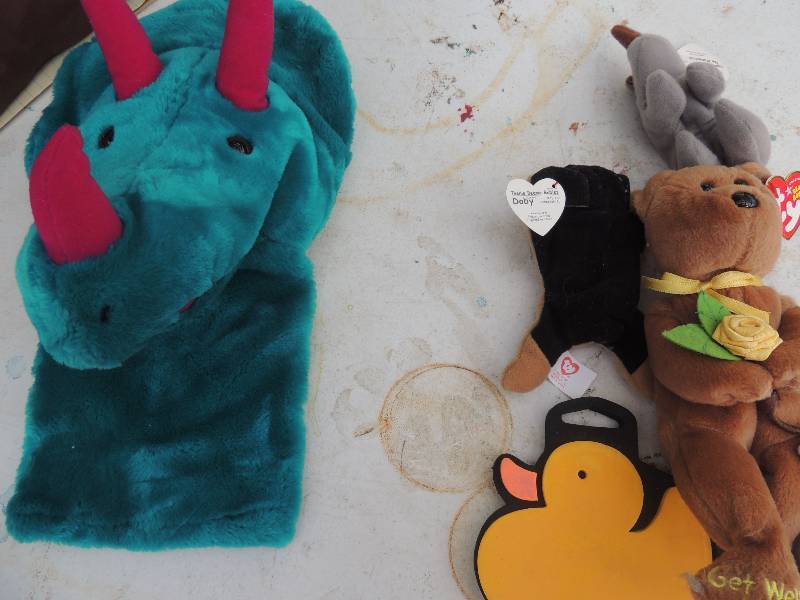 lot 158 image: 2 hand puppets, beanie babies x 4 and more