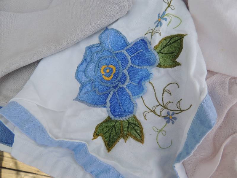 lot 170 image: Assorted placemats and napkins