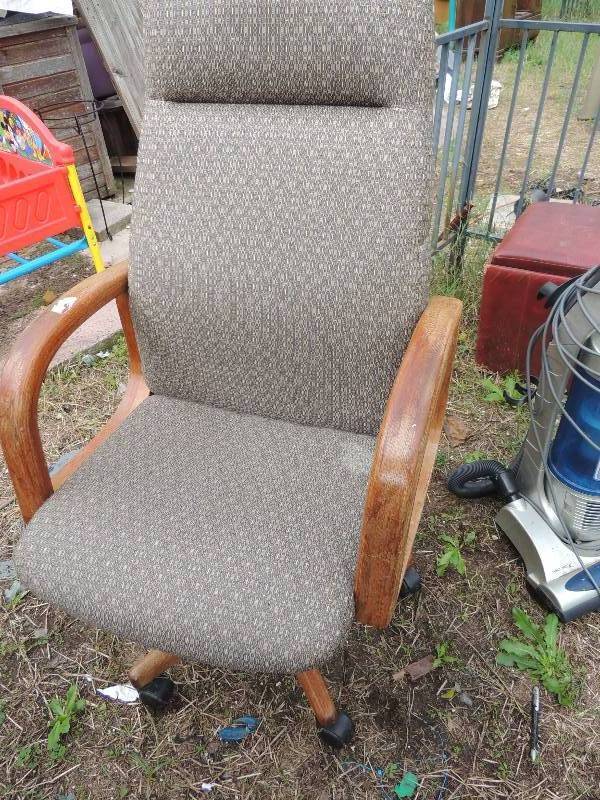 lot 178 image: GRAY swivel computer desk chair