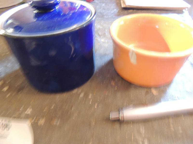 lot 186 image: Fiesta Ware-orange custard (has chip) cobalt blue covered sugar