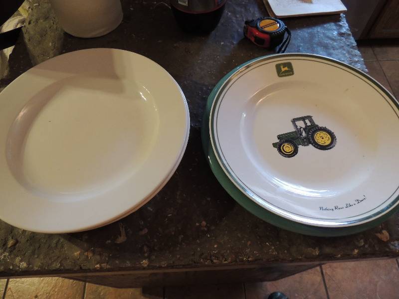 lot 189 image: Gibson John Deere plate 11 , 2 retro white 12 plates  1 baker GREEN plate