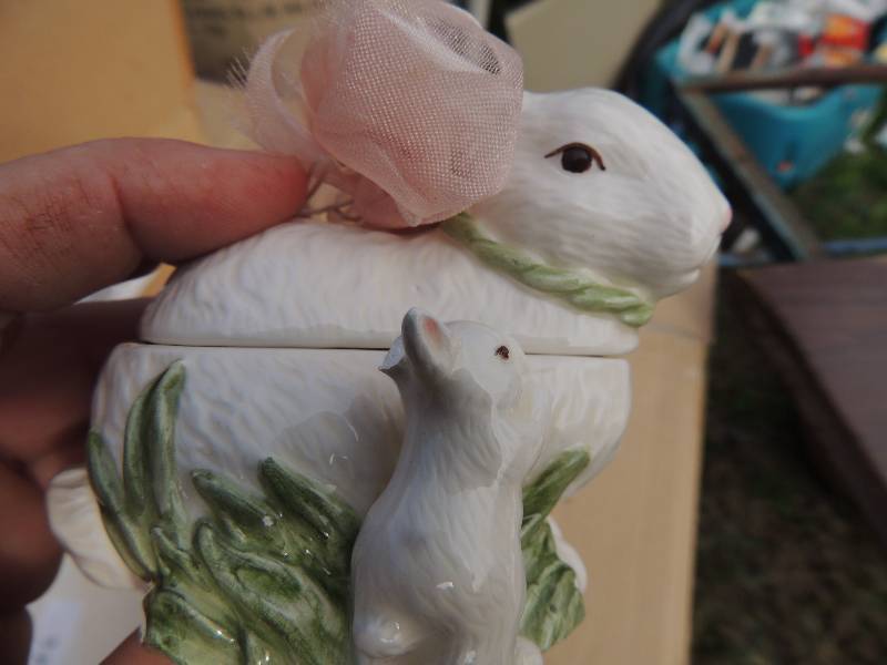 lot 206 image: Mud Pie 1999 rabbit trinket box