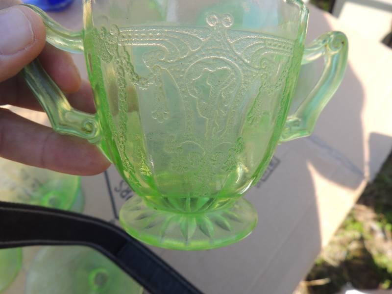 lot 249 image: GREEN DEPRESSION GLASS - 2 SAUCERS, 2 CUPS AND A PLATE