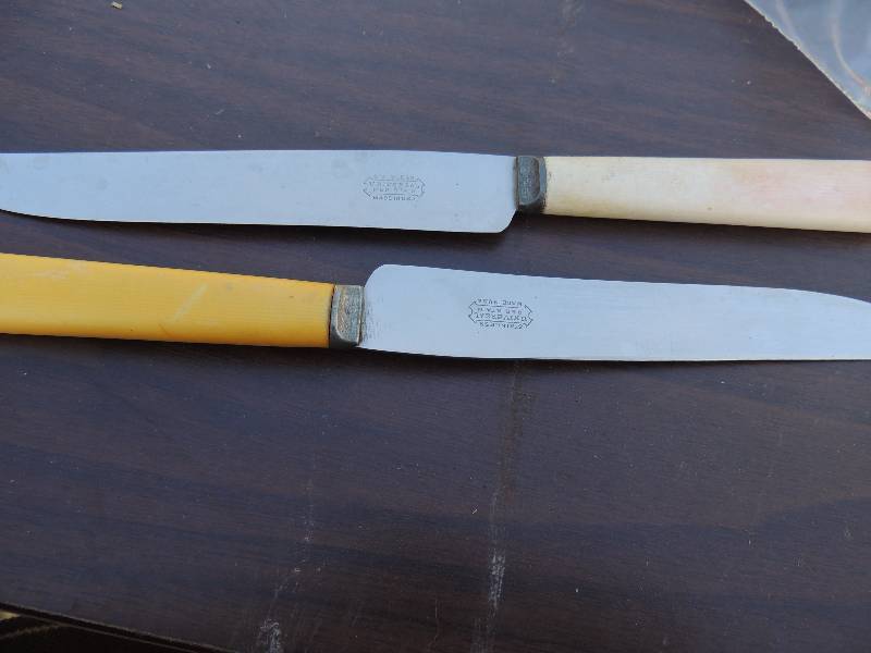 lot 252 image: BAKELITE HANDLED KNIVES -  QTY OF 10