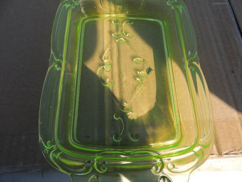 lot 268 image: VASELINE GLASS -  SMALL TRAY OR WIDE BUTTER DISH, SHERBERT DISH