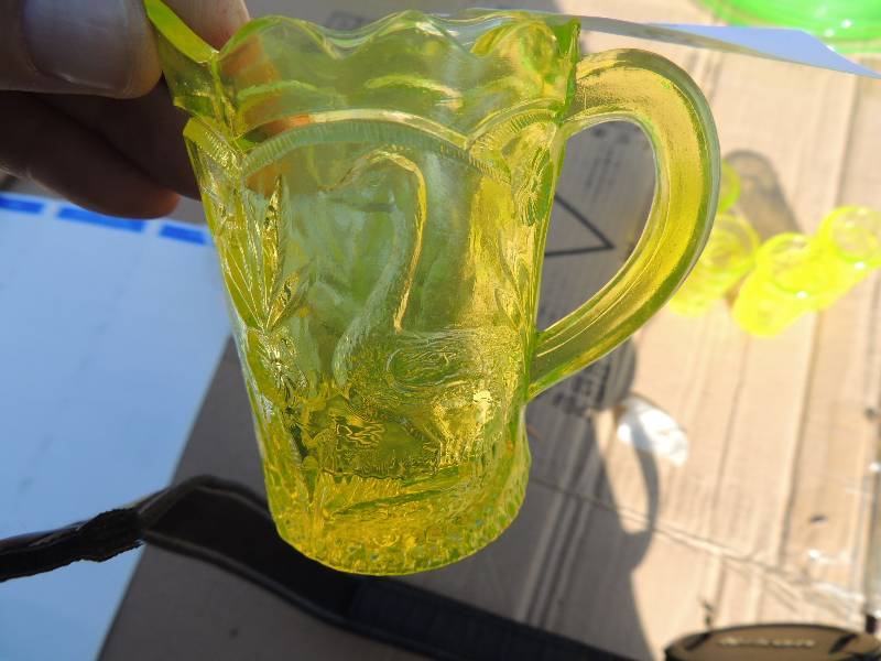 lot 270 image: YELLOW VASELINE GLASS - MINITURE LEMONADE SET ( SMALL PITCHER, 4  GLASSES)