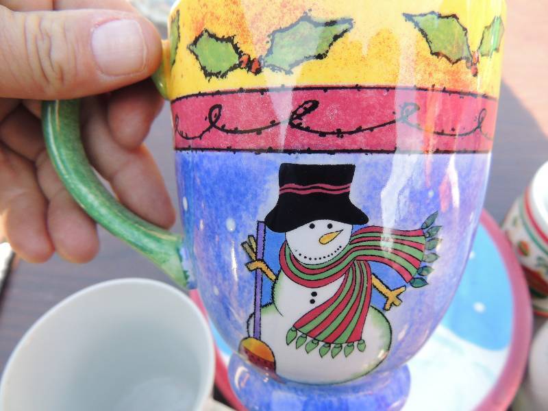 lot 272 image: Garden Ridge plates, frosty the snowman mugs x 4