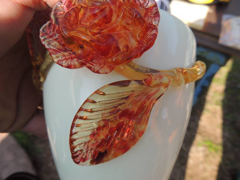 lot 284 image: VASELINE CUSTARD GLASS VASE - HAND BLOWN