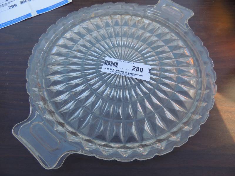 lot 280 image: GLASS CAKE PLATES X 2