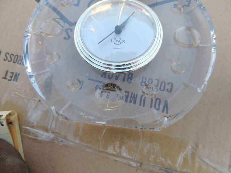 lot 290 image: LENOX QUARTZ DESK CLOCK,  CRYSTAL VASE X 2