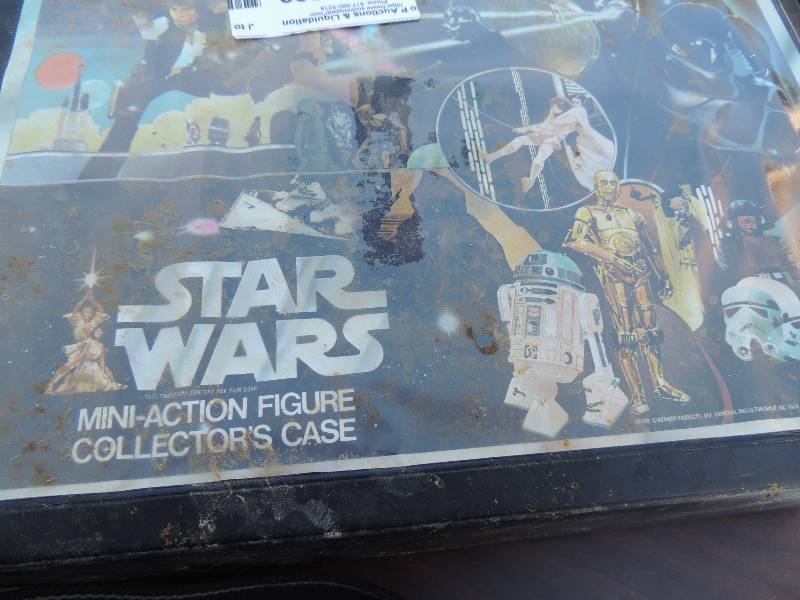 lot 299 image: STAR WARS ACTION FIGURES ( QTY 7)  IN STAR WARS CARRYING CASE -