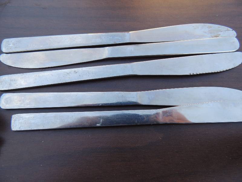 lot 300 image: SEVERAL BUTTER KNIVES